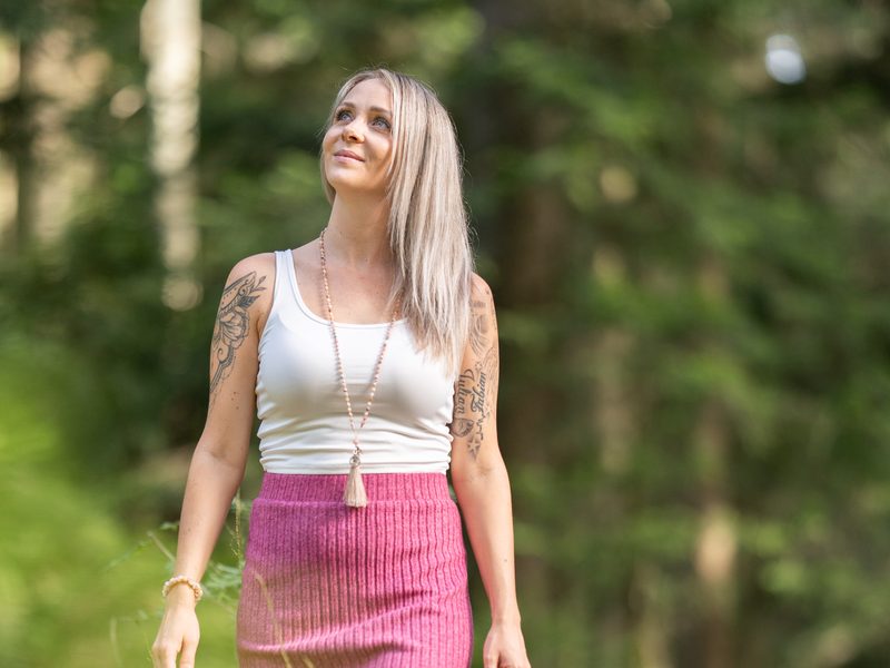 Christina Schneider auf einem Waldweg