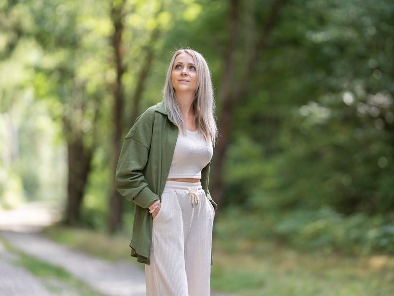 Christina Schneider auf einem Waldweg im Wald