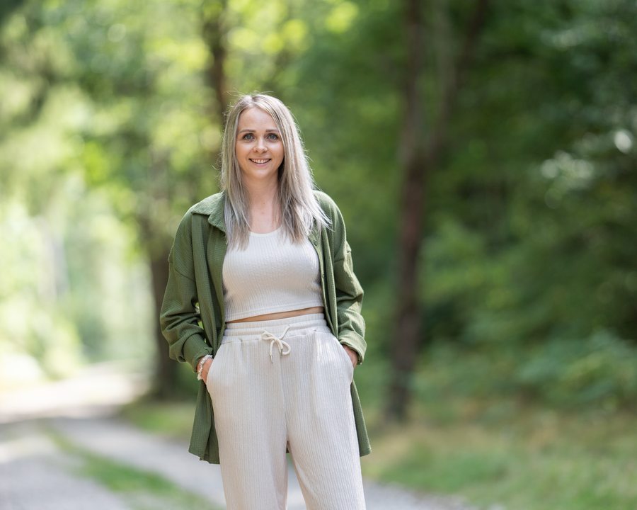 Christina Schneider auf einem Waldweg