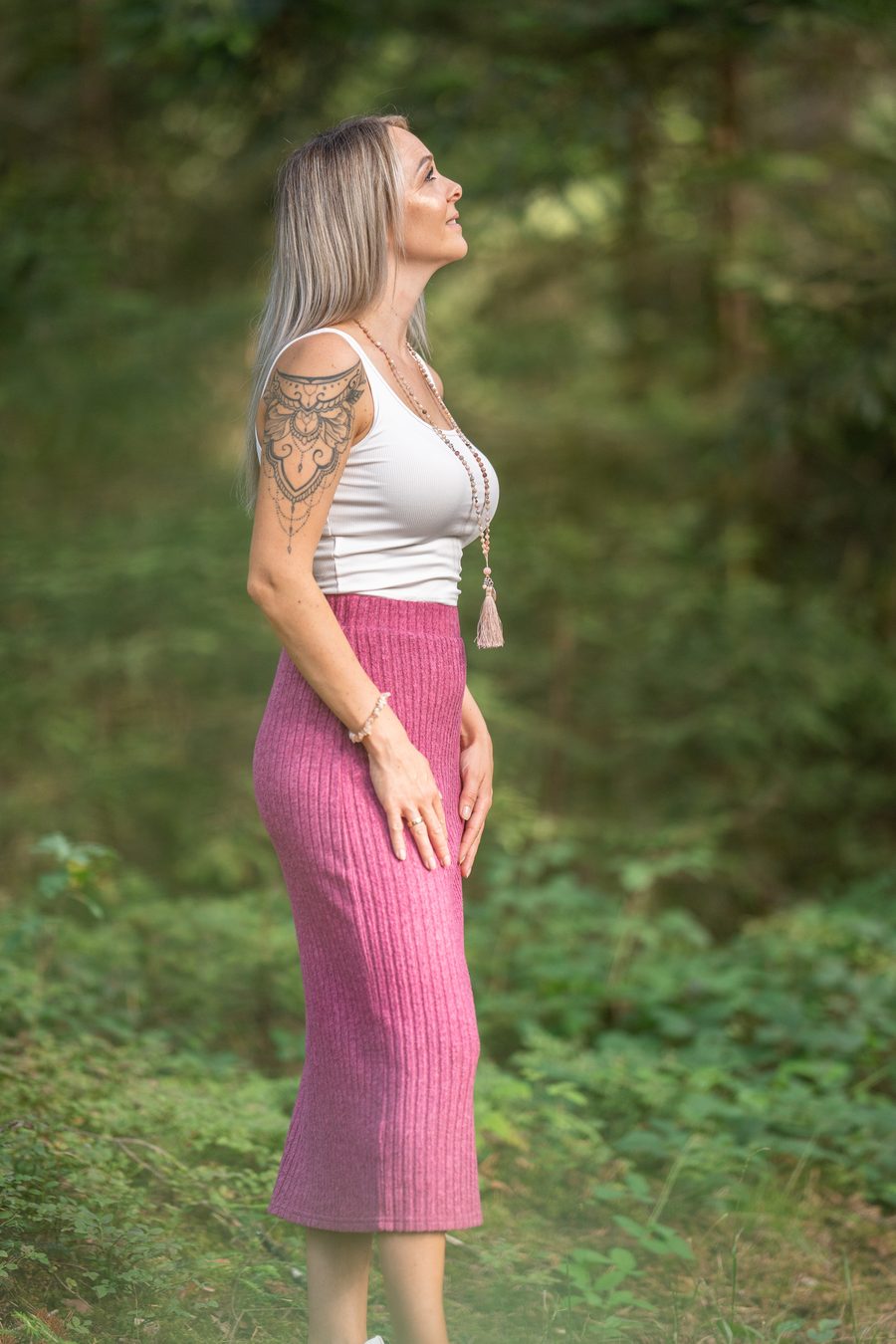 Christina Schneider in einer Waldlichtung